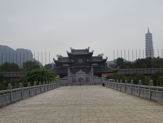 Erster Blick auf die Pagode rechts