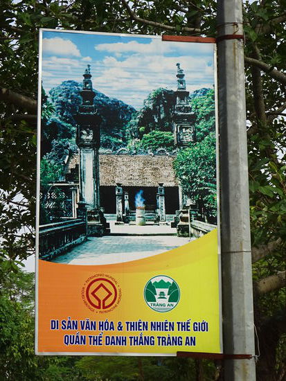 Schilder an den alten Laternen in Trang An weisen den Weg zun den Tempeln der alten Hauptstadt Hoa Lu die ebenfalls seit 2014 zum UNESCO WELTKULTURERBE gehören