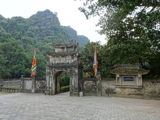 Tor zum Tempel von Kaiser Dinh Tien Hoang aus der Zeit der Dinh Dynastie um 970