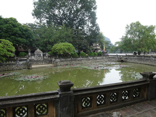 Lotusblumenteich am Tempel von Kaiser Dinh Tien Hoang