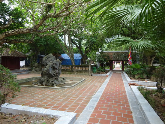 500 m weiter nördlich vom Tempel Kaiser Dinh Tien Hoang liegt der alte Tempel von Le Dai Hanh