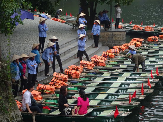 Dort warten schon die Bootsführer in der Regel meistens Frauen auf Ihre Gäste