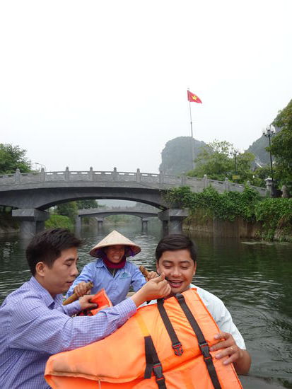 Ich teilte mir mit diesen beiden netten Herren aus Hanoi ein Boot