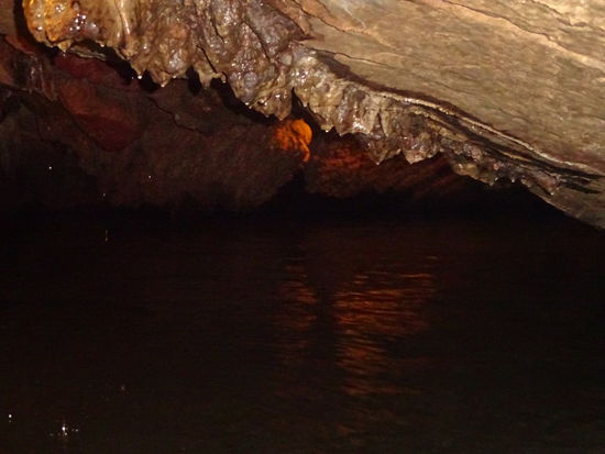 Die Decke wird immer niedriger und obwohl ich mich schon bückte passierte es dann doch denn mitten beim fotografieren sah ich einen herunterhängenden spitzen Tropfsteinfelsen nicht rechtzeitig und rammte ihn mir frontal an meine Stirn wobei es sehr stark schmerzte und ich dachte mein Kopf sei aufgeplatzt und würde jeder Zeit anfangen stark zu bluten. Aber außer dem Schmerz bekam ich nur eine große Beule. Von jetzt an drückten meine beiden vietnamesischen Begleiter bei jedem niedrigen Fels der in Sichtweite war meinen Kopf rechtzeitig hinunter da auch sie und die Bootsführerin einen großen Schreck bekommen hatten. 