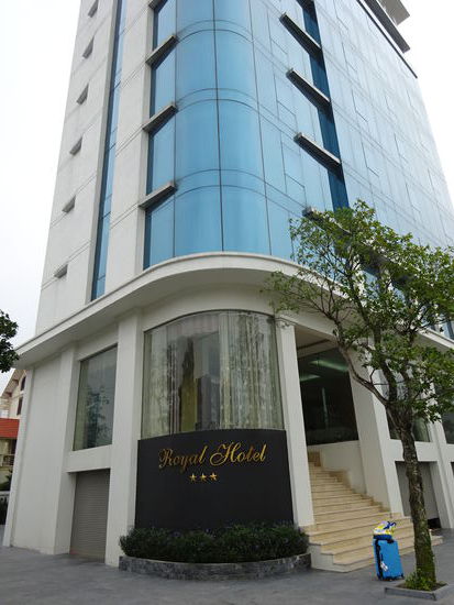 Am Stadtrand von Ninh Binh was übrigens nicht besonders sehenswert ist hatte ich dieses Hotel gebucht für 23 Euro / Nacht für das Einzelzimmer. Bezahlt hatte ich aber auf Grund von Beschwerden meinerseits wegen des praktisch nicht vorhandenen Frühstücks und des schlechten Service im Hotel nichts . Der kommplette Aufenthalt wurde mir von Agoda erstattet  !! 