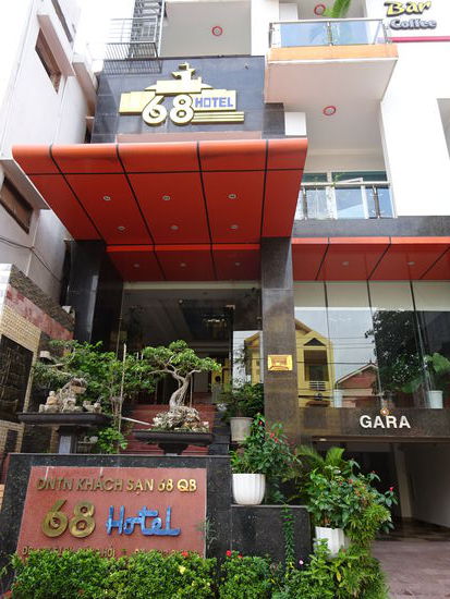 Der Eingang am frühen morgen nach Sonnenaufgang