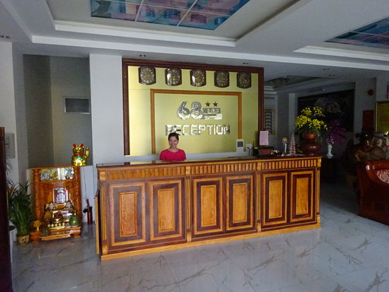 Die sehr nette Dame an der Reception die mich schon früh morgens um 6 Uhr in mein Zimmer ließ und dafür nur den halben Preis von 250000 VND = 10,30 Euro berrechnete  denn Check In ist normalerweise erst um 14 Uhr. Frühstück war bei diesem Sonderangebot am ersten Tag natürlich noch nicht mit dabei.