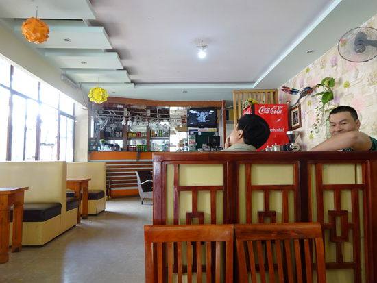 Ein neugieriger Gast schaut mich an denn soviele Ausländische Touristen sind in Dong Hoi nicht unterwegs 