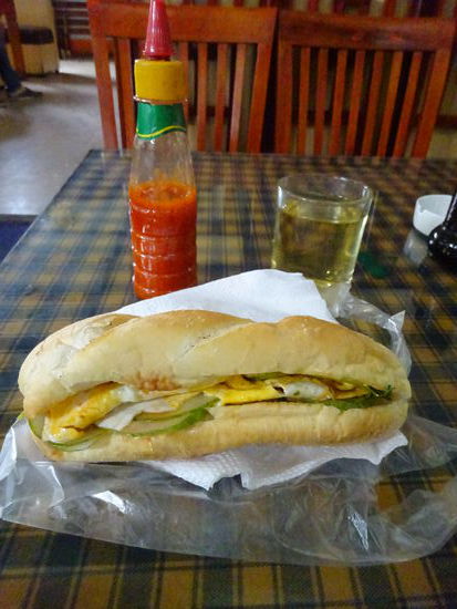 1 Omlett Baguette für 12000 VND = 0,50 Euro  sehr lecker !! 