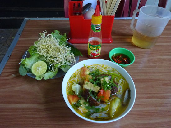 Fischsuppe mit viel Gemüse für 30000 VND = 1,25 Euro