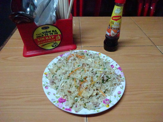 Reis mit Schweinefleisch für 50000 VND = 2,65 Euro