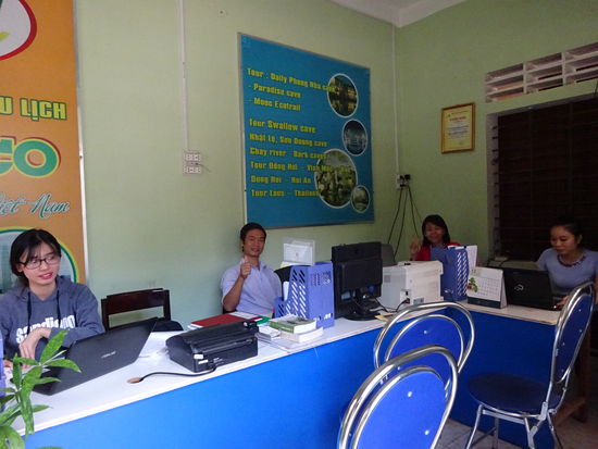 Und hier buchte ich schon rechtzeitig mein Busticket für die Fahrt nach Hue in 2 Tagen wo für ich 150000 VND = 6,20 Euro bezahlt habe