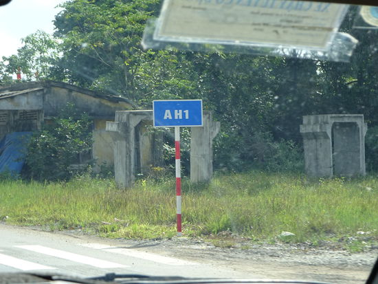 Der Asien Highway  Nr. 1  ( A H 1 ) ist mit einer Länge von mehr als 20500 km die längste Fernstraße in Asien und führt von Tokio über Südostasien bis in die Türkei