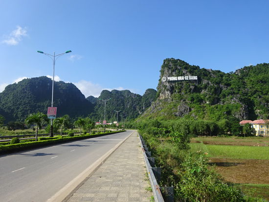 Nachdem der Sammelbus mich und noch 4 andere Touristen an unseren Hotels abgeholt hatte fuhren wir ca. 1 Stunde bis wir den Eingang zum Phong Nha - Ke Bang Nationalpark erreichten.