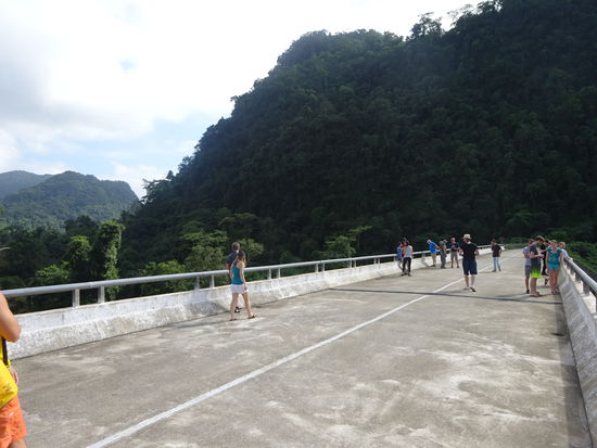 Kurzer Fotostop auf einer Brücke am Eingang des Nationalparks