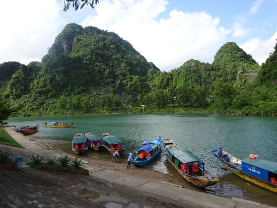 Gleich hinter dem Restaurant warten schon die Boote um uns zur Phong Nha Höhle zu bringen