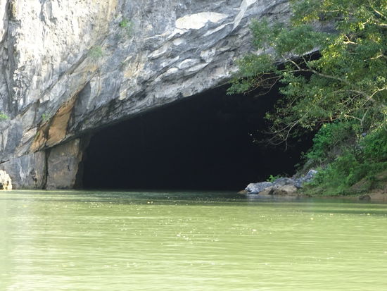 Der Eingang zur Phong Nha Höhle mit seinem berühmten " Drachenmaul "