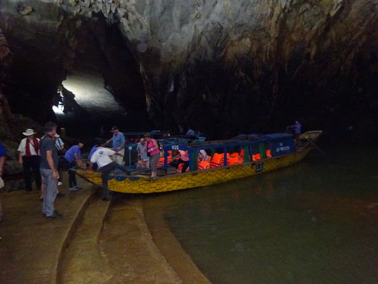 Ende der Fahrt denn ab hier geht es das letzte Stück zu Fuß weiter durch die   Phong Nha Höhle im Ke Bang Nationalpark