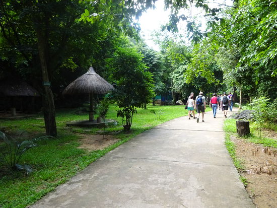 Los geht es zu Fuß Richtung Paradieshöhle