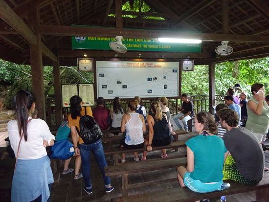 Oben ankekommen kurze Erklärung zur Paradieshöhle bevor die Besichtigung beginnen konnte