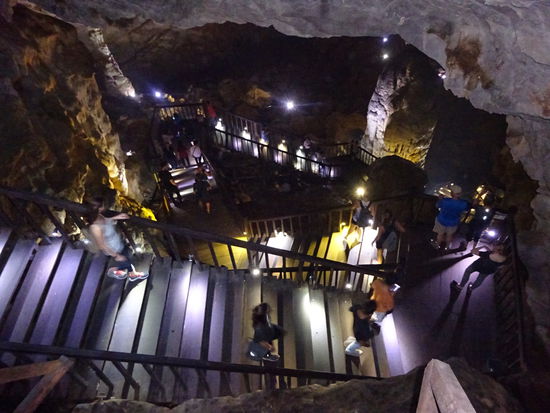 Immer weiter geht es hinab in die Paradieshöhle