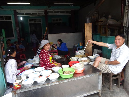 Leckere Straßenküche im Zentrum von Hue