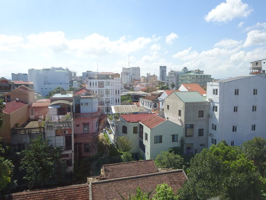 Andere Seite Aussblick über die Dächer von Hue