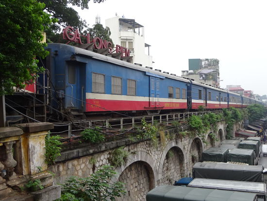 Zug am  Long Bien Bahnhof