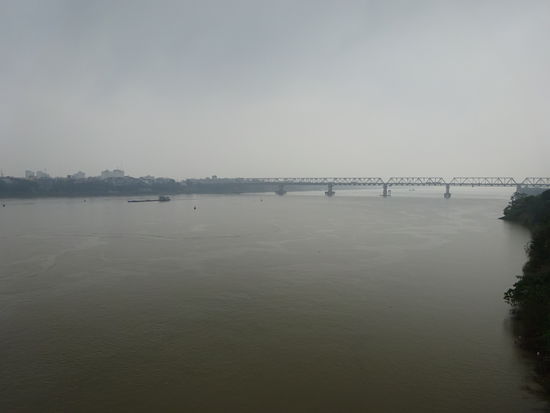 Blick von der Cau Long Bien Brücke  ( Paul Doumer Brücke )