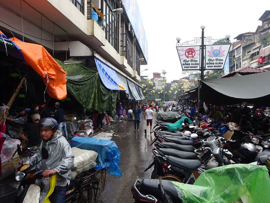 Nach dem ich ja schon das Dong Xuan Center in Berlin LIchtenberg kenne was der größte vietnamesische Markt im deutschsprachigen Raum ist wollte ich mir natürlich auch mal das Orginal in Hanoi anschauen.