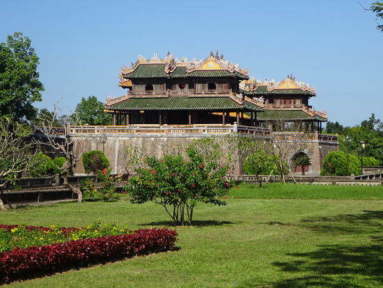 Das Ngo Mon Tor ( Mittagstor ) ist von den 4 Eingangstoren der Zitadelle  das schönste. Es wurde 1833 unter Kaiser Minh Mang nach dem Vorbild des gleichnamigen Tores in Peking erbaut.