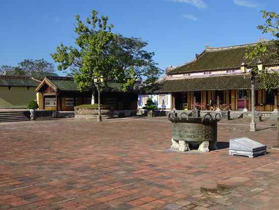 Unterwegs in der Zitadelle von Hue - rechts Wasserbehälter aus Bronze