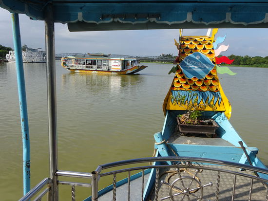 Unterwegs mit dem Drachenboot auf dem Parfümfluss in Hue