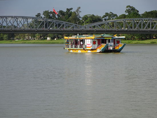 Unterwegs mit dem Drachenboot auf dem Parfümfluss in Hue