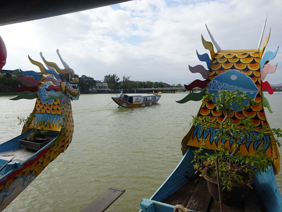 Unterwegs mit dem Drachenboot auf dem Parfümfluss in Hue