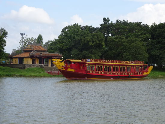 Unterwegs mit dem Drachenboot auf dem Parfümfluss in Hue