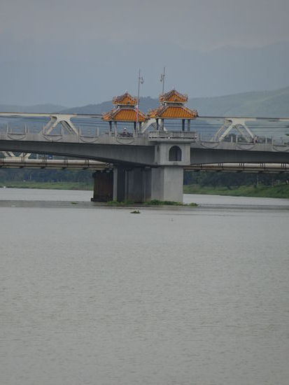 Unterwegs mit dem Drachenboot auf dem Parfümfluss in Hue
