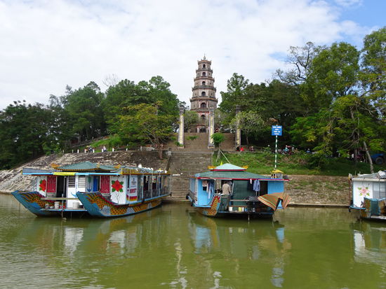 Unterwegs mit dem Drachenboot auf dem Parfümfluss in Hue