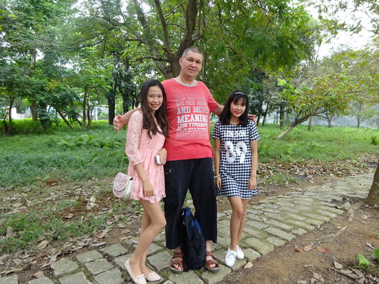 Die 2 jungen Damen am Ufer wollten mit aufs Foto 