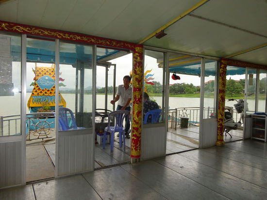 Unterwegs mit dem Drachenboot auf dem Parfümfluss in Hue