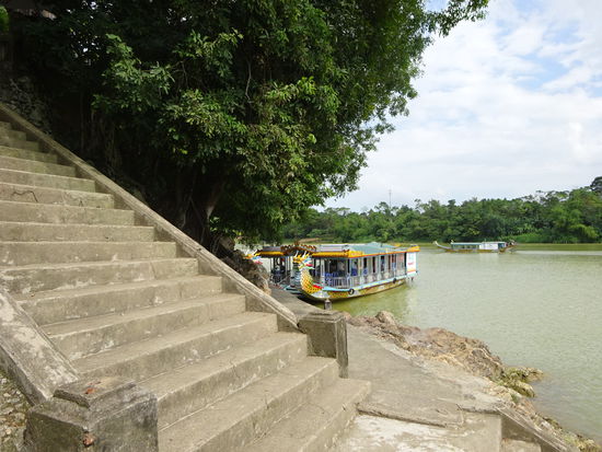 Kurzer Stop an einen weiteren kleinen Tempel am Parfümfluss
