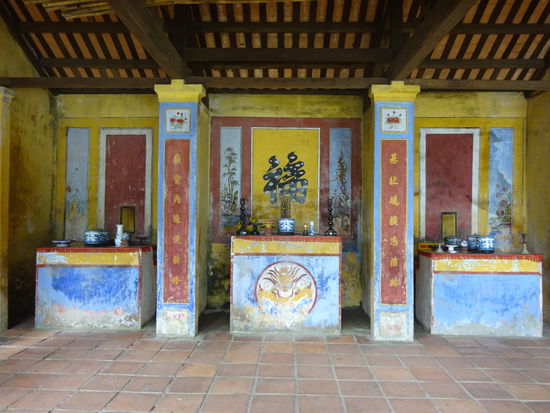 Kurzer Stop an einen weiteren kleinen Tempel am Parfümfluss