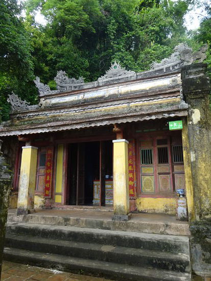 Kurzer Stop an einen weiteren kleinen Tempel am Parfümfluss