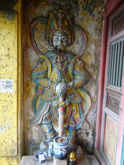 Kurzer Stop an einen weiteren kleinen Tempel am Parfümfluss