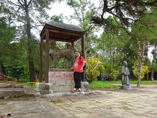 Ich neben Fabelwesen am  Grab  von Minh Mang