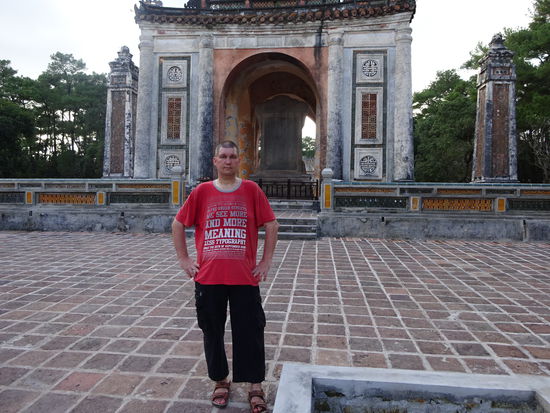 Ich am Grab von Tu Duc