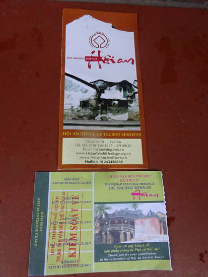 Das Ticket besitzt 5 Abschnitte mit denen man sich 5 besondere Sehenswürdigkeiten wie Tempel oder Museen in der Altstadt aussuchen kann. Der Preis betrug 120000 VND = 5 Euro .