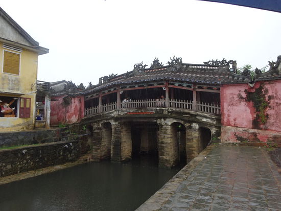 Das bekannteste Wahrzeichen von Hoi An ist sicher die 1595 erbaute " Japanische Brücke " die auch einen kleinen Tempel beherbergt. Der Name stammt aus der Zeit wo die Brücke das chinesische mit dem japanischen Viertel verbunden hat.