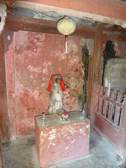 Die Affen - Statuen an den Enden der Brücke erinnern an das Jahr des Baubeginns ( Jahr des Affen )