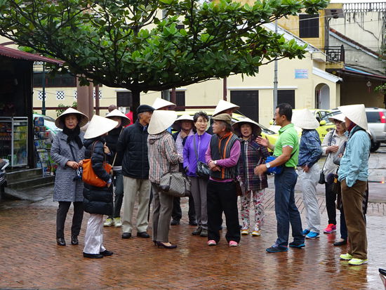Eine von vielen asiatischen Reisegruppen in Hoi An
